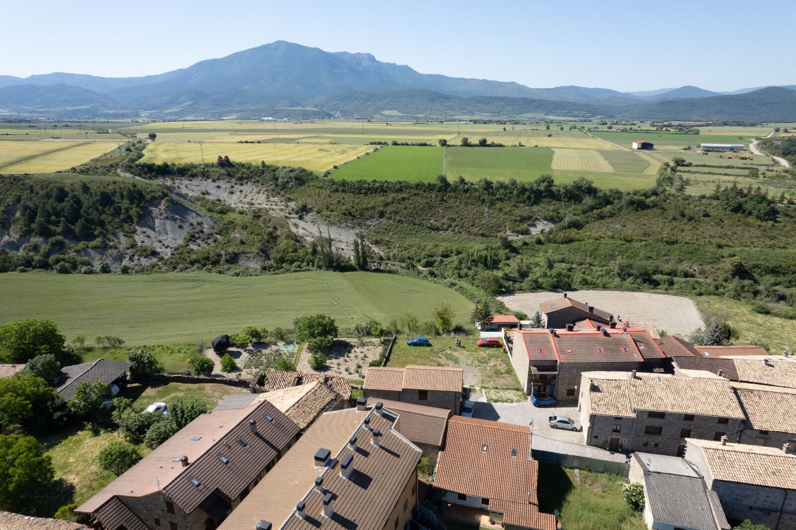 El valle y el pueblo de Javierregay rodeado de montañas