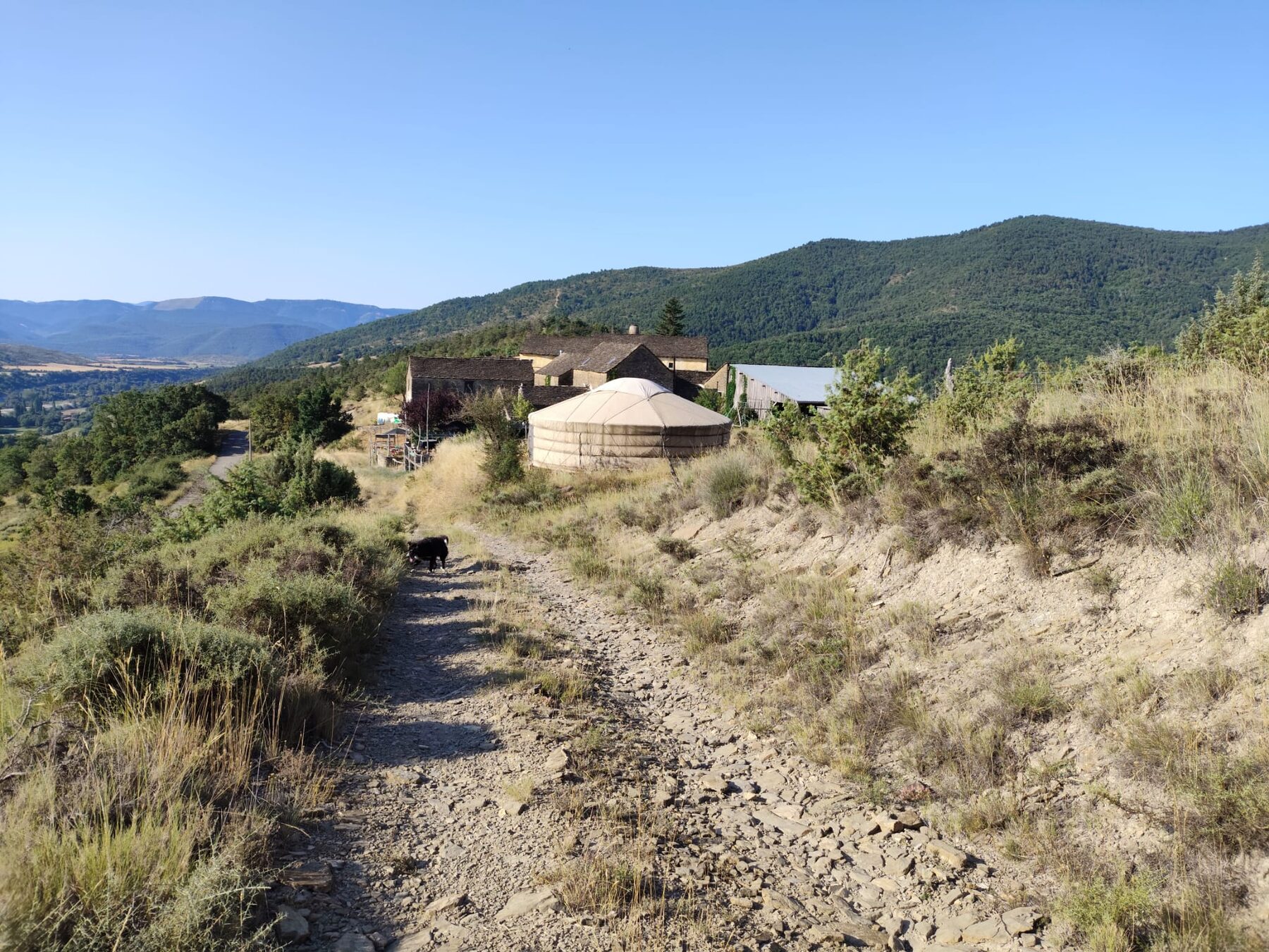 Camino hacia Javierregay entre campos y montañas